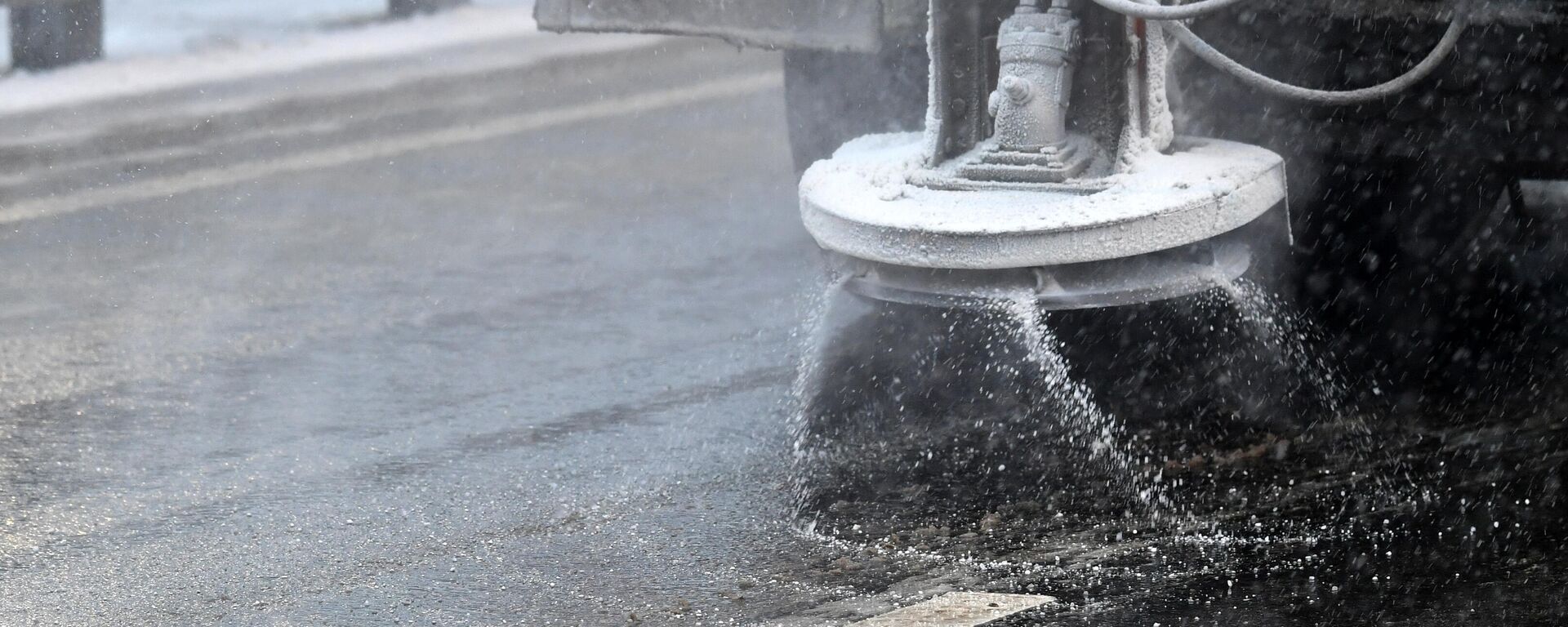 Обработка дороги противогололедным реагентом - Sputnik Беларусь, 1920, 19.11.2025