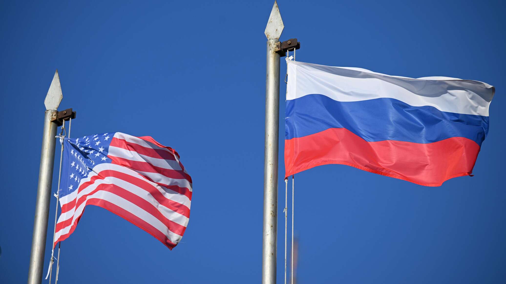 Медведев: США должны прекратить попытки ослабить РФ санкциями и пошлинами