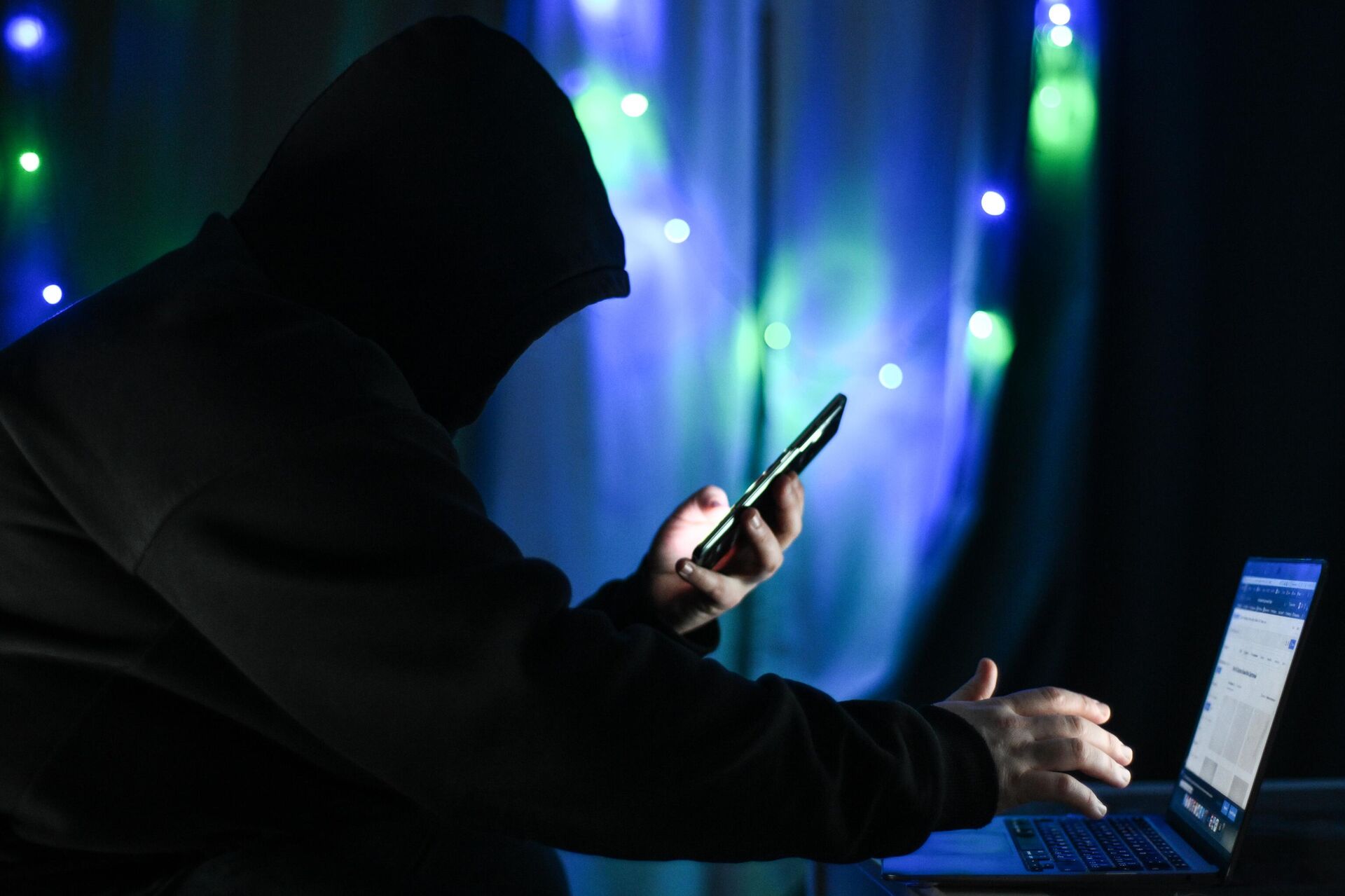 Мужчина держит в руках мобильный телефон - Sputnik Беларусь, 1920, 17.03.2026