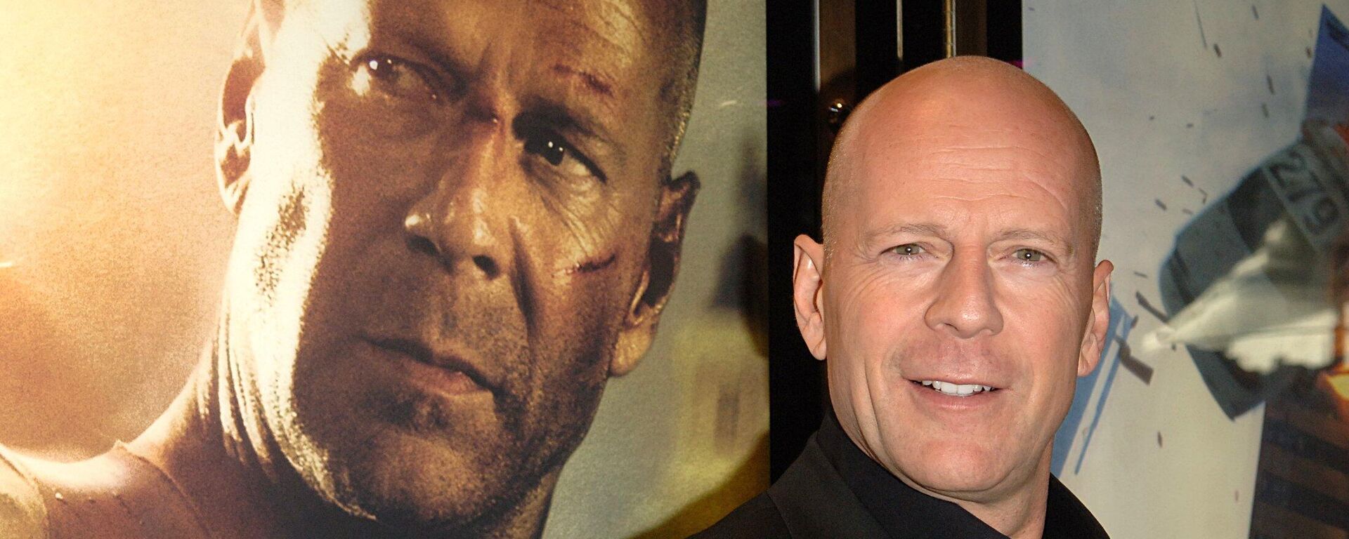 Брюс Уиллис прибыл на британскую премьеру фильма Крепкий орешек 4.0 - Sputnik Беларусь, 1920, 19.03.2025