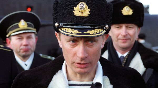 6 апреля 2000 года исполняющий обязанности президента России Владимир Путин побывал в Мурманске и на базе атомных подводных лодок в Североморске, где наблюдал за учениями Северного флота. - Sputnik Беларусь
