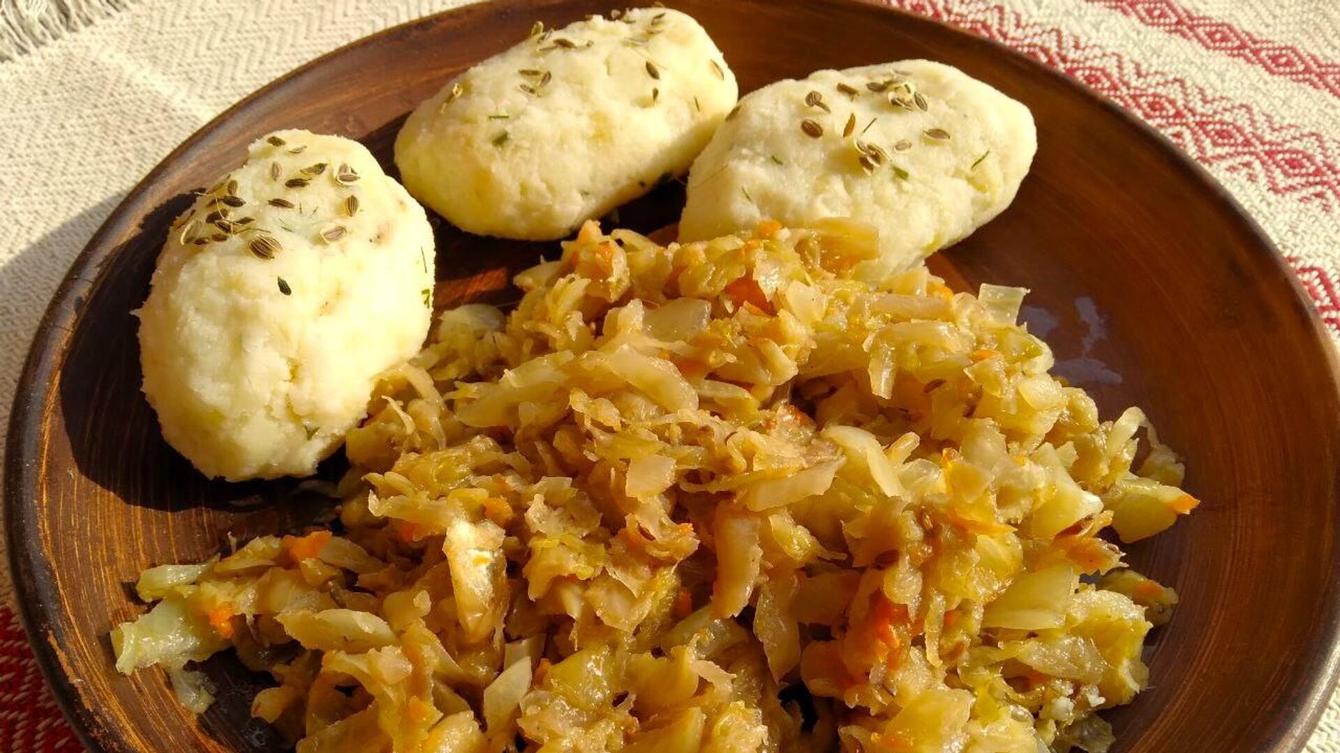 Кіслая смажаная капуста з бульбяным катлетамі Кіслая смажаная капуста з бульбяным катлетамі - Sputnik Беларусь, 1920, 15.03.2025