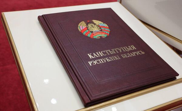 Положив правую руку на Конституцию, Александр Лукашенко произнес присягу на белорусском языке: "Заступаючы на пасаду Прэзідэнта Рэспублікі Беларусь, урачыста клянуся верна служыць народу Рэспублікі Беларусь, паважаць і ахоўваць правы і свабоды чалавека і грамадзяніна, захоўваць і абараняць Канстытуцыю Рэспублікі Беларусь, свята і добрасумленна выконваць ускладзеныя на мяне высокія абавязкі". Положив правую руку на Конституцию, Александр Лукашенко произнес присягу на белорусском языке: "Заступаючы на пасаду Прэзідэнта Рэспублікі Беларусь, урачыста клянуся верна служыць народу Рэспублікі Беларусь, паважаць і ахоўваць правы і свабоды чалавека і грамадзяніна, захоўваць і абараняць Канстытуцыю Рэспублікі Беларусь, свята і добрасумленна выконваць ускладзеныя на мяне высокія абавязкі". - Sputnik Беларусь
