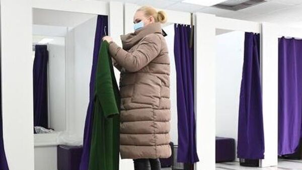 Покупатель в пункте выдачи - Sputnik Беларусь