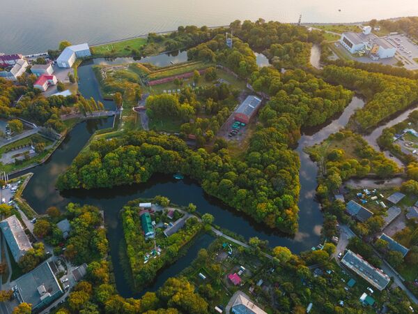 Особого упоминания заслуживает крепость Пиллау – пятизвездочное кирпичное сооружение, возведенное по всем канонам фортификации.Первые камни в основание крепости были заложены в 1626 году, однако строительство растянулось на долгие десятилетия – за это время фортификационное сооружение успело сменить владельцев. Впрочем, и следующие 300 лет цитадель постоянно модернизировали. Укрепление повидало немало сражений, последнее из которых состоялось в апреле 1945 года. С 1999-го это филиал музея Балтийского флота, но до сих пор в крепости расположена действующая воинская часть. Особого упоминания заслуживает крепость Пиллау – пятизвездочное кирпичное сооружение, возведенное по всем канонам фортификации.Первые камни в основание крепости были заложены в 1626 году, однако строительство растянулось на долгие десятилетия – за это время фортификационное сооружение успело сменить владельцев. Впрочем, и следующие 300 лет цитадель постоянно модернизировали. Укрепление повидало немало сражений, последнее из которых состоялось в апреле 1945 года. С 1999-го это филиал музея Балтийского флота, но до сих пор в крепости расположена действующая воинская часть. - Sputnik Беларусь