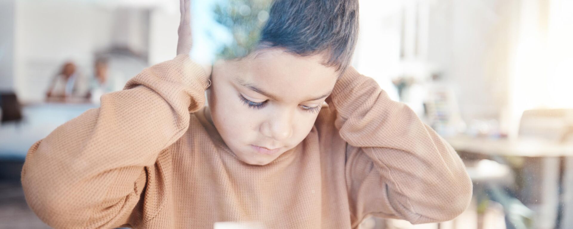 Мальчик затыкает уши, архивное фото - Sputnik Беларусь, 1920, 02.04.2025