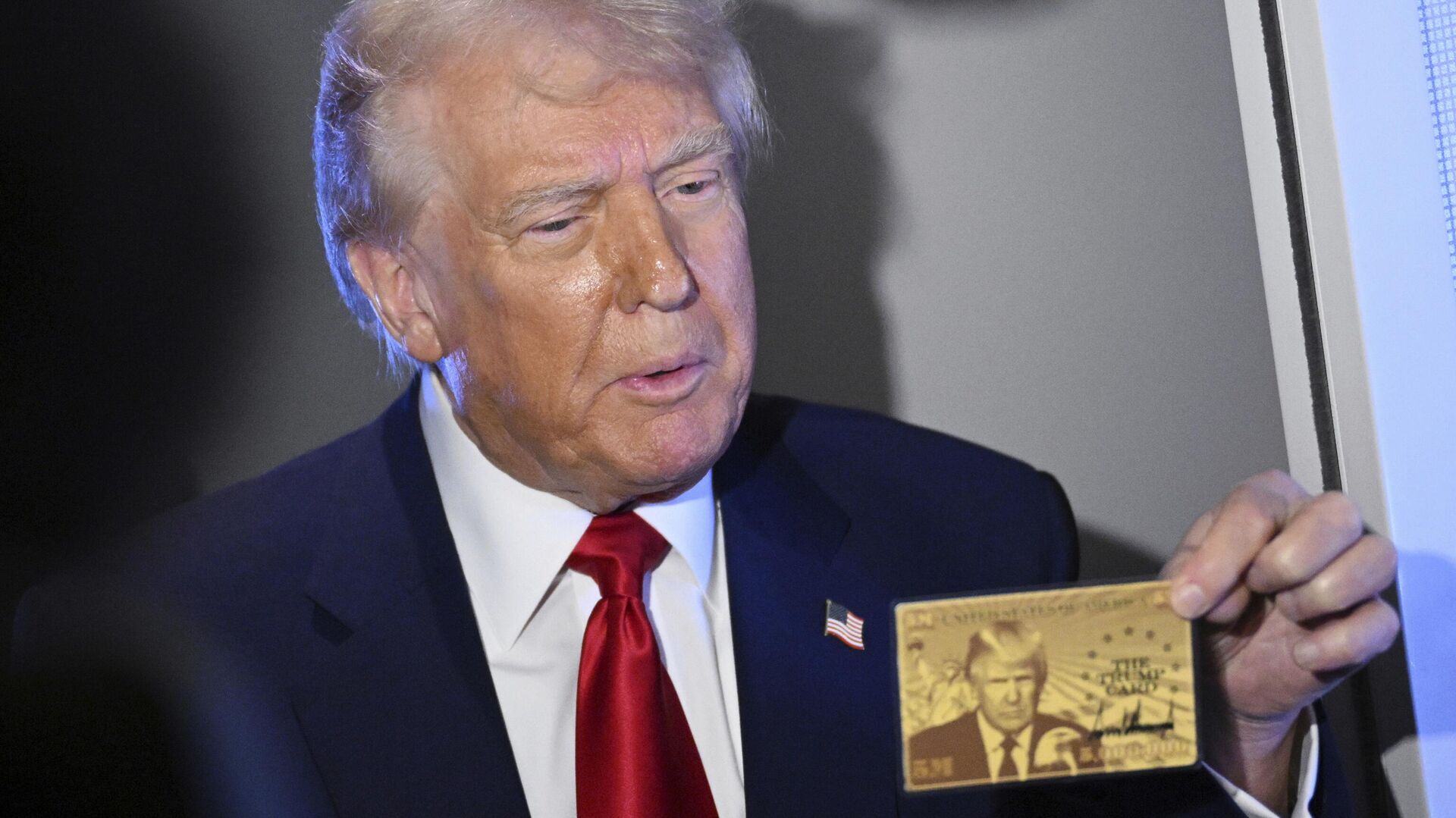 Президент Дональд Трамп показал золотую карту за 5 миллионов долларов - Sputnik Беларусь, 1920, 04.04.2025
