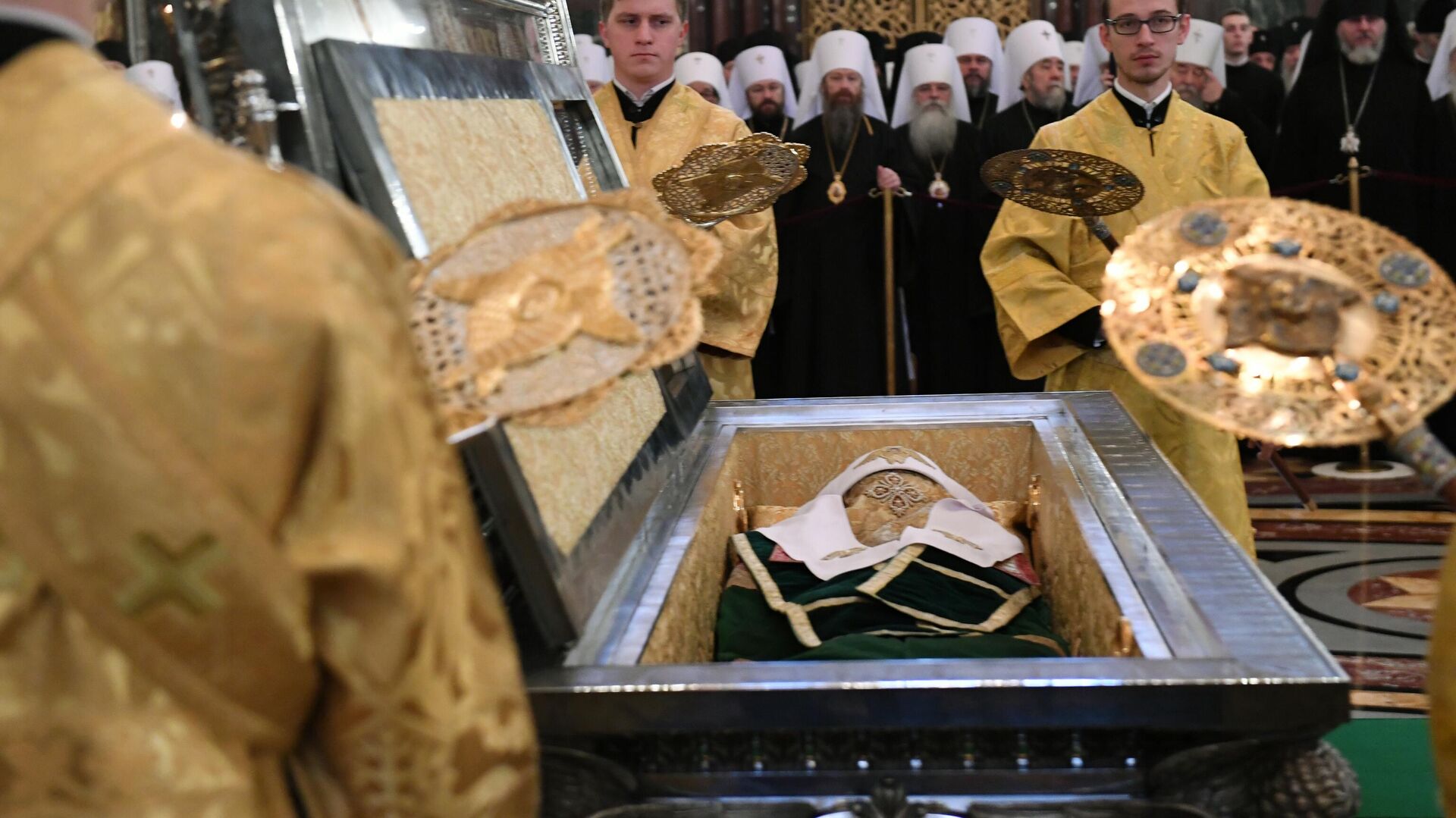 Православные архиереи у раки с мощами святителя Московского Тихона - Sputnik Беларусь, 1920, 04.04.2025