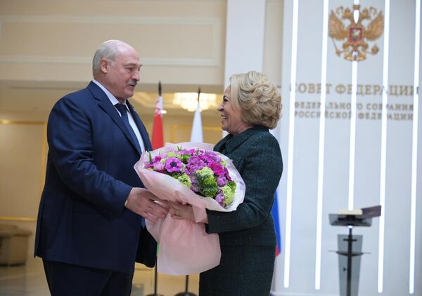 Как и пообещал в день выборов, свой первый визит после переизбрания Александр Лукашенко совершил в Россию. 13 марта состоялись переговоры президентов России и Беларуси в формате тет-а-тет, а затем – встреча в расширенном составе.14 марта белорусский лидер впервые выступил на пленарном заседании в верхней палате российского парламента. Совет Федерации Федерального Собрания России наградил президента Беларуси почетным знаком. Как и пообещал в день выборов, свой первый визит после переизбрания Александр Лукашенко совершил в Россию. 13 марта состоялись переговоры президентов России и Беларуси в формате тет-а-тет, а затем – встреча в расширенном составе.14 марта белорусский лидер впервые выступил на пленарном заседании в верхней палате российского парламента. Совет Федерации Федерального Собрания России наградил президента Беларуси почетным знаком. - Sputnik Беларусь