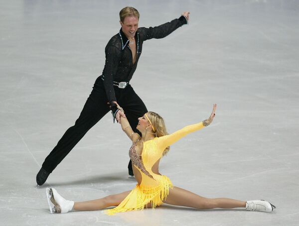 Их первым большим успехом стала бронза чемпионата Европы в 2003 году, а уж после ниже первой строчки пьедестала они не опускались, выиграв три чемпионата России, три чемпионата Европы и два чемпионата мира. Финалом блистательной карьеры стало золото Игр в Турине в 2006-м.На фото: Татьяна Навка и Роман Костомаров из России выступают с оригинальной программой танцев на льду на чемпионате мира по фигурному катанию 2004 года в Дортмунде, Германия. Их первым большим успехом стала бронза чемпионата Европы в 2003 году, а уж после ниже первой строчки пьедестала они не опускались, выиграв три чемпионата России, три чемпионата Европы и два чемпионата мира. Финалом блистательной карьеры стало золото Игр в Турине в 2006-м.На фото: Татьяна Навка и Роман Костомаров из России выступают с оригинальной программой танцев на льду на чемпионате мира по фигурному катанию 2004 года в Дортмунде, Германия. - Sputnik Беларусь