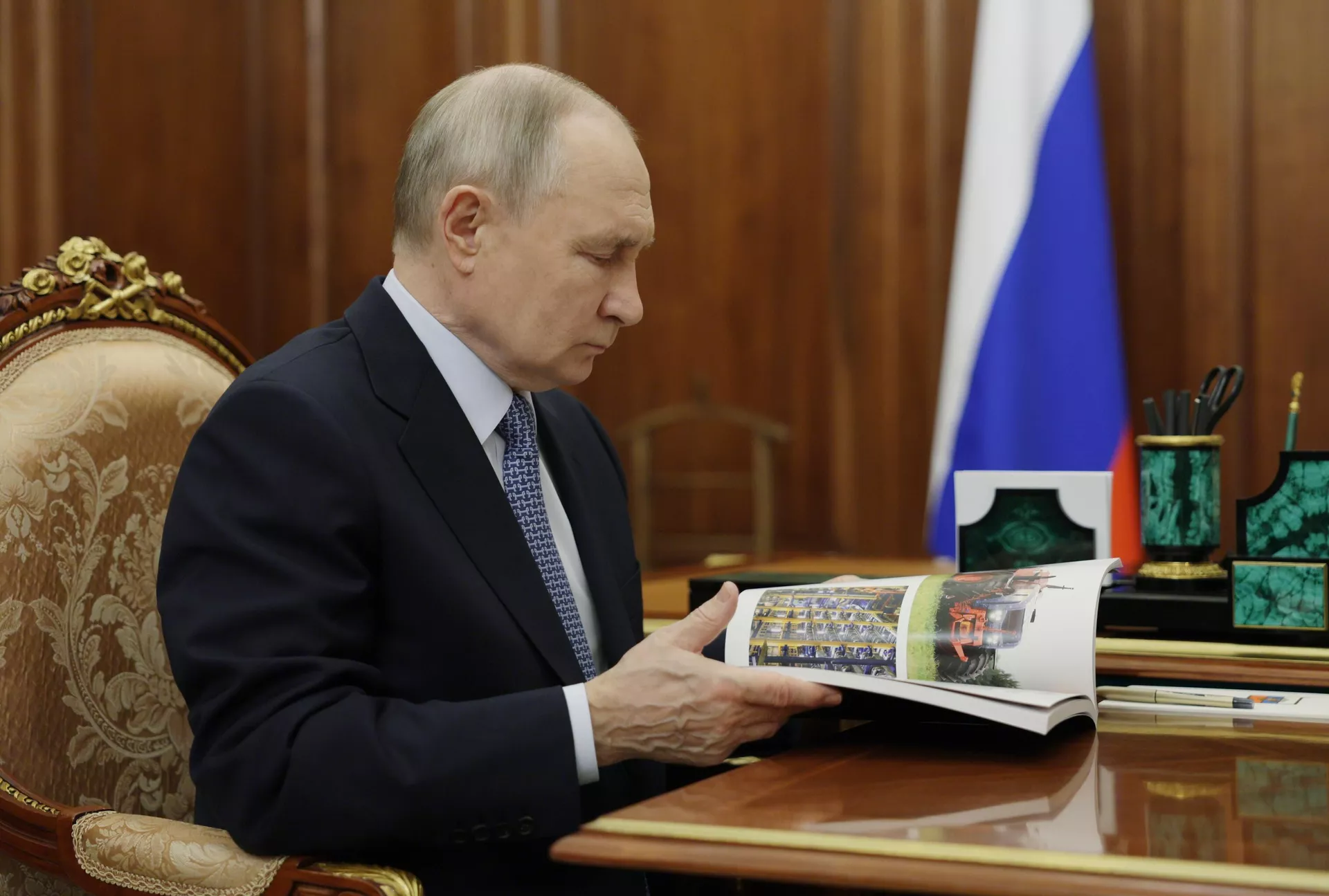 Президент РФ Владимир Путин во время встречи с генеральным директором Агентства стратегических инициатив (АСИ) Светланой Чупшевой. - Sputnik Беларусь, 1920, 09.04.2025