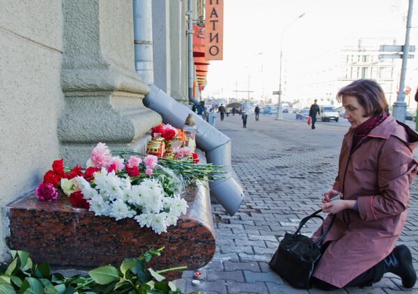 Возложение цветов в память о погибших при взрыве в Минске Возложение цветов в память о погибших при взрыве в Минске - Sputnik Беларусь