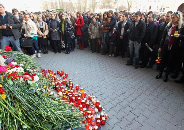 Возложение цветов в память о погибших при взрыве в Минске Возложение цветов в память о погибших при взрыве в Минске - Sputnik Беларусь