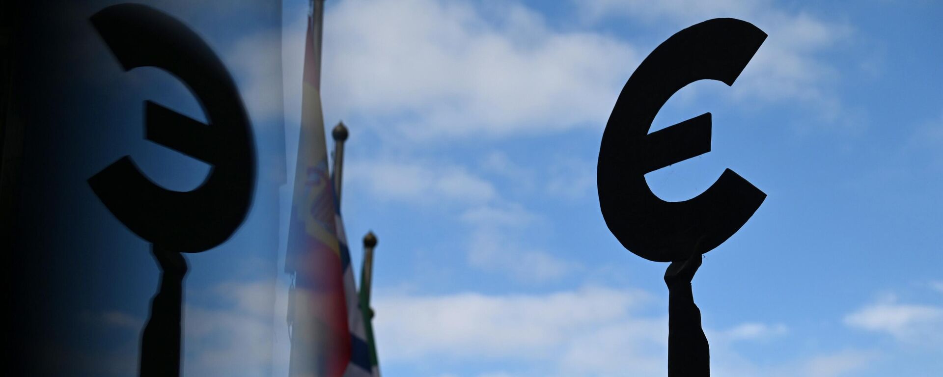 Помнік-скульптура знаку Еўра ля будынка штаб-кватэры Еўрапейскага парламента ў Бруселі - Sputnik Беларусь, 1920, 18.12.2025