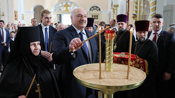 Посещение президентом Беларуси Александром Лукашенко Свято-Покровского храма в Толочине - Sputnik Беларусь