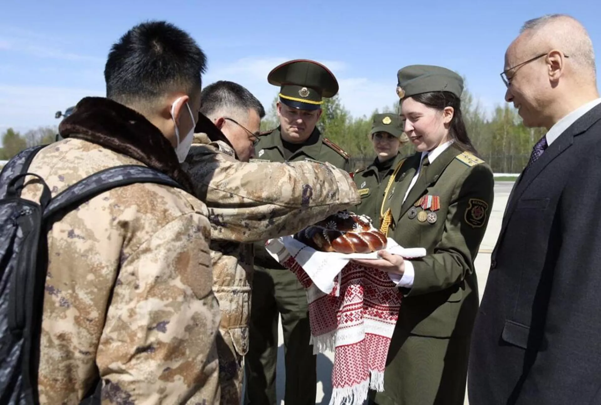 Китайские военные прилетели в Беларусь для участия в параде