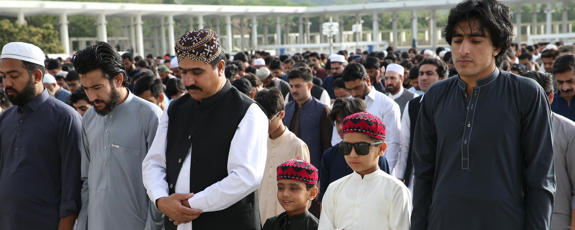 Пакистанцы во время молитвы в Исламабаде - Sputnik Беларусь, 1920, 25.04.2025