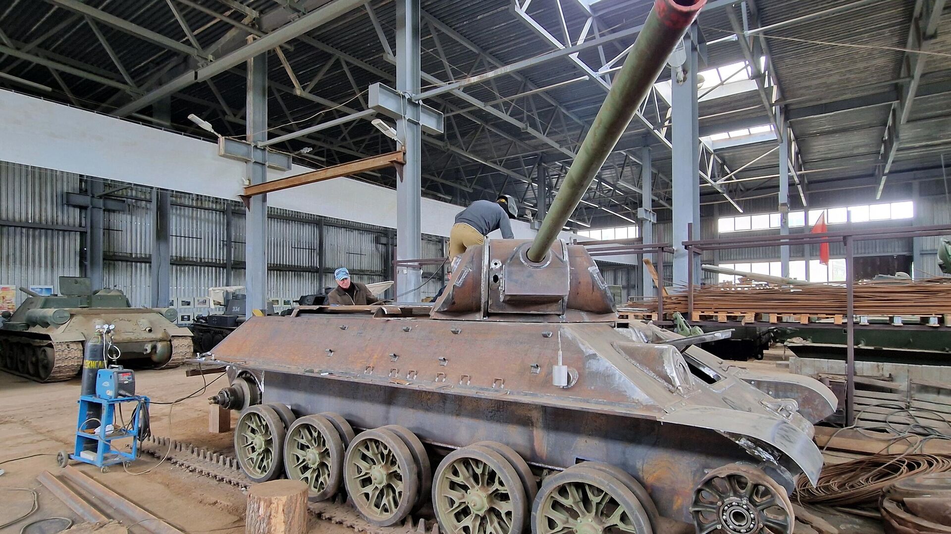 Аднаўленне танка Т-34-57 на Лініі Сталіна Аднаўленне танка Т-34-57 на Лініі Сталіна - Sputnik Беларусь, 1920, 11.05.2025