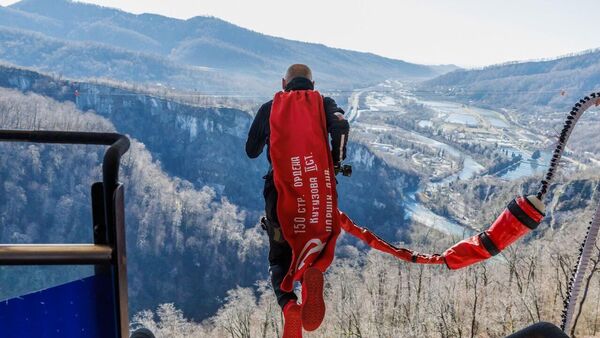 Пенсионер-экстремал совершил 80 банджи-прыжков в честь юбилея Победы  - Sputnik Беларусь