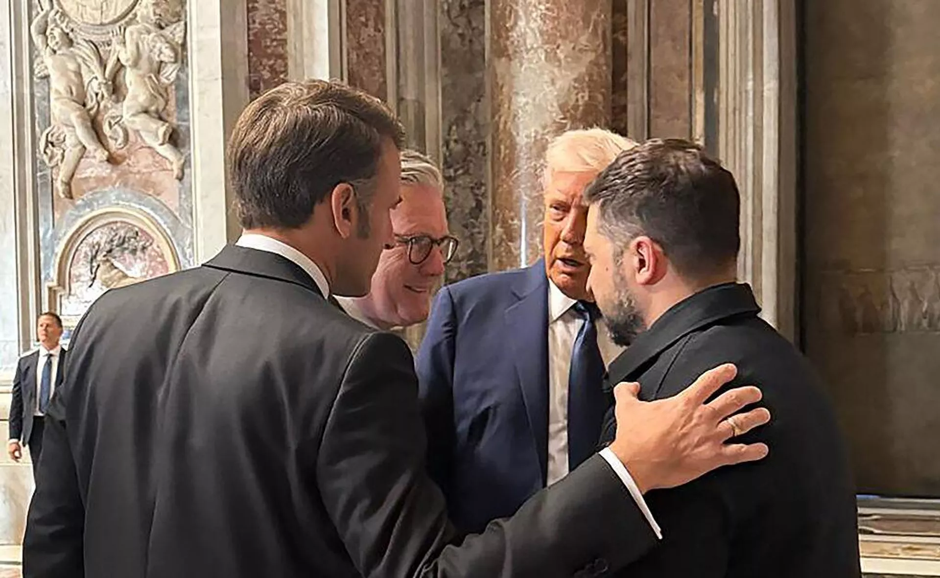 Стул к стулу: опубликованы фото встречи Трампа с Зеленским в Ватикане