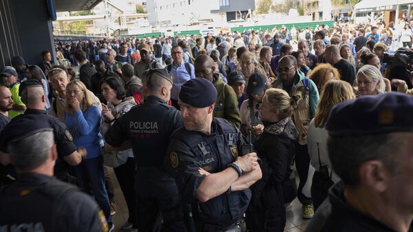 Полиция оцепила главный вход закрытого железнодорожного вокзала во время отключения электроэнергии в Барселоне, Испания - Sputnik Беларусь