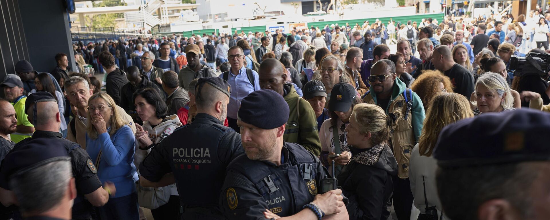 Полиция оцепила главный вход закрытого железнодорожного вокзала во время отключения электроэнергии в Барселоне, Испания - Sputnik Беларусь, 1920, 29.04.2025