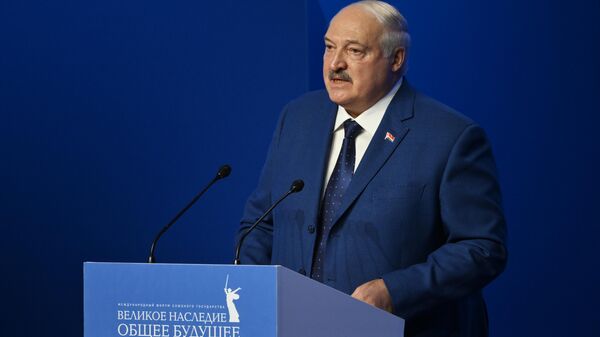 Президент Беларуси Александр Лукашенко выступает на международном форуме Союзного государства Великое наследие - общее будущее в Волгограде - Sputnik Беларусь