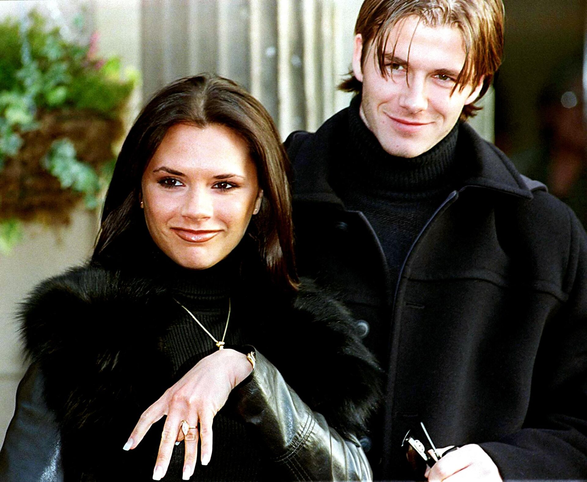 Виктория Адамс (Posh Spice) и Дэвид Бекхэм, футболист Манчестер Юнайтед, покидают отель недалеко от Крю, где было объявлено об их будущей свадьбе - Sputnik Беларусь, 1920, 30.04.2025