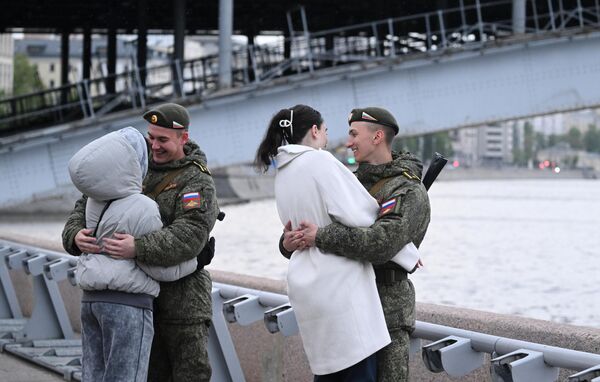 Курсанты з дзяўчатамі перад пачаткам рэпетыцыі парада. - Sputnik Беларусь