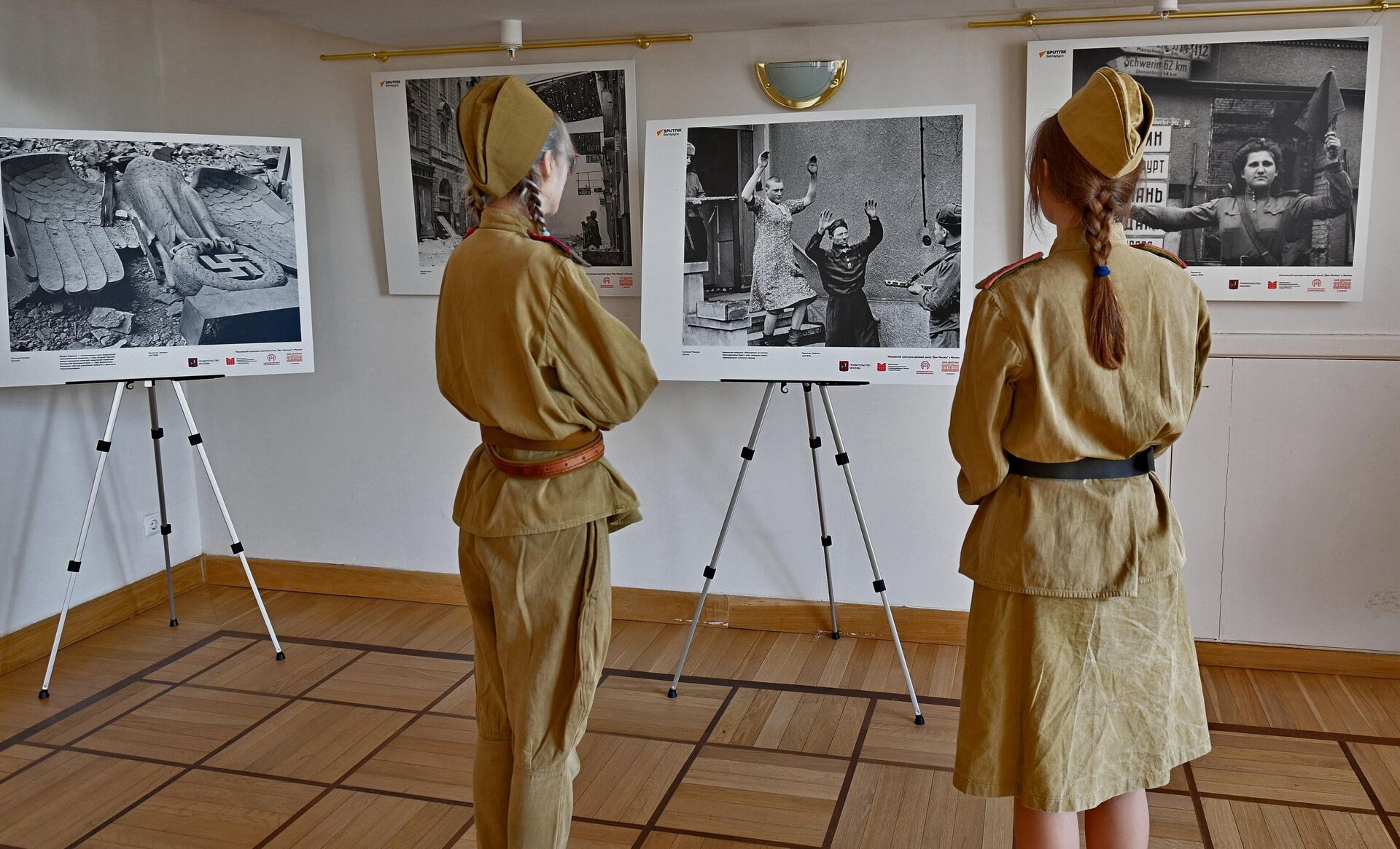 Фотовыставка Совинформбюро. 1945-й. Победа! в Минске Фотовыставка Совинформбюро. 1945-й. Победа! в Минске - Sputnik Беларусь, 1920, 01.05.2025