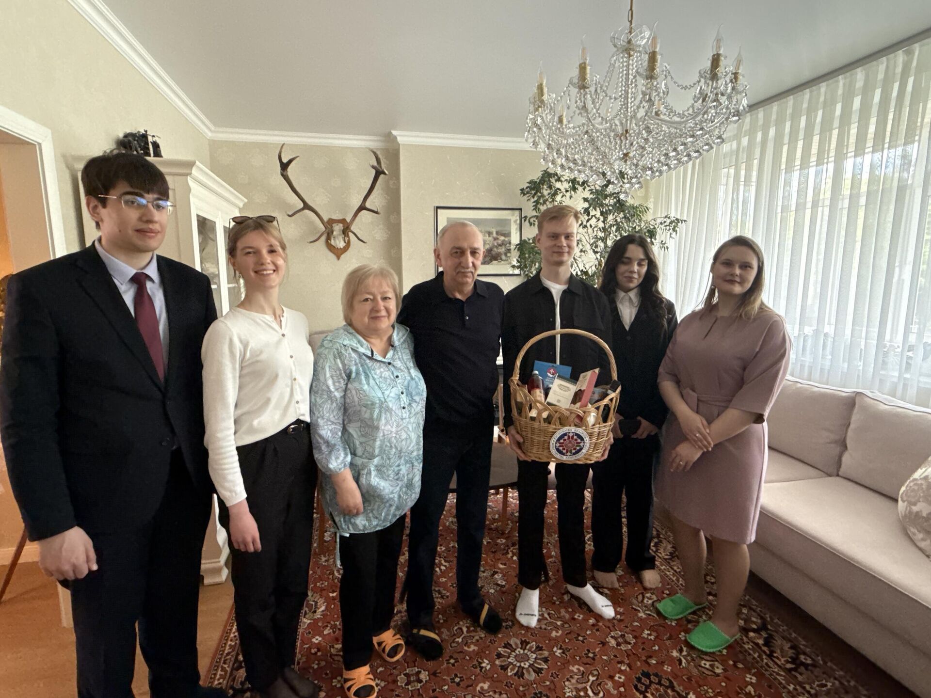 Клуб молодых дипломатов МИД посещает ветеранов дипслужбы   - Sputnik Беларусь, 1920, 03.05.2025