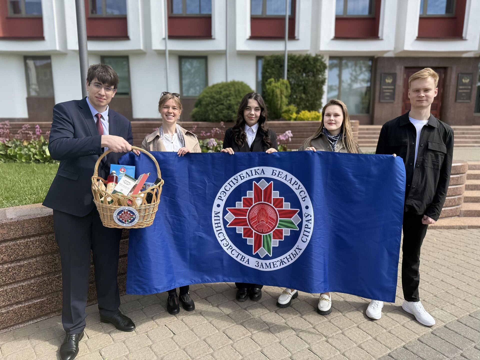 Клуб молодых дипломатов МИД посещает ветеранов дипслужбы   - Sputnik Беларусь, 1920, 03.05.2025