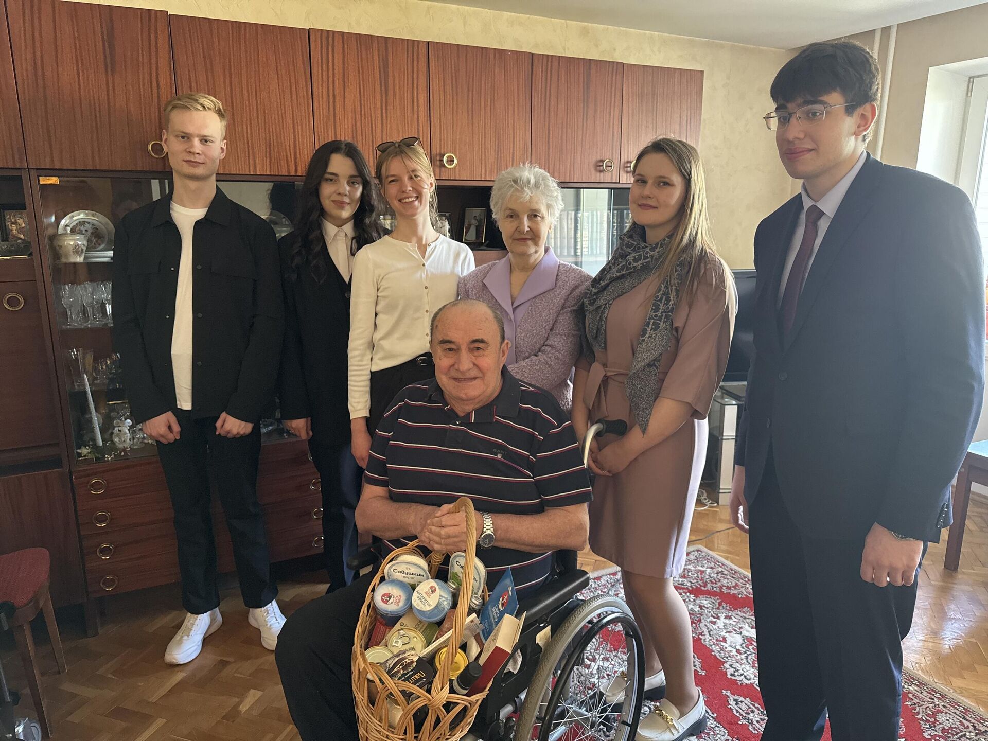 Клуб молодых дипломатов МИД посещает ветеранов дипслужбы   - Sputnik Беларусь, 1920, 03.05.2025