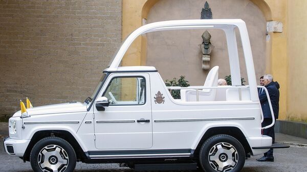Папамобиль - автомобиль папы римского  - Sputnik Беларусь