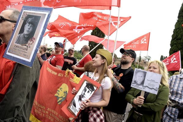 Некалькі соцень чалавек прынялі ўдзел у акцыі "Бессмертный полк", якая ў нядзелю раніцай прайшла на плошчы каля антычнага Вялікага цырка ў Рыме. Некалькі соцень чалавек прынялі ўдзел у акцыі "Бессмертный полк", якая ў нядзелю раніцай прайшла на плошчы каля антычнага Вялікага цырка ў Рыме. - Sputnik Беларусь