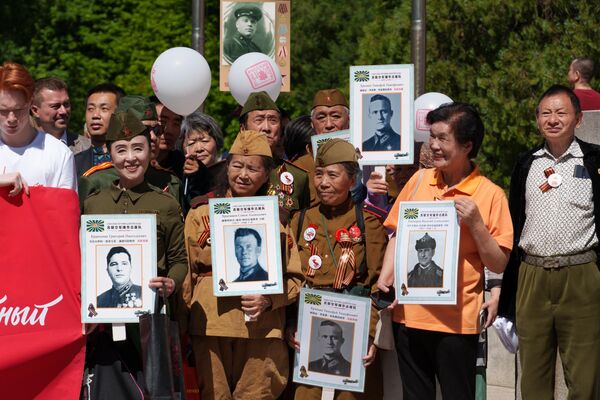 У шэсці "Бессмертного полка" ў Пекіне з нагоды святкавання 80-й гадавіны Перамогі ў Вялікай Айчыннай вайне прынялі ўдзел больш за 1,2 тысячы чалавек: грамадзяне Расіі, краін СНД, нашчадкі савецкіх і кітайскіх салдат, якія бралі ўдзел у баях. У шэсці "Бессмертного полка" ў Пекіне з нагоды святкавання 80-й гадавіны Перамогі ў Вялікай Айчыннай вайне прынялі ўдзел больш за 1,2 тысячы чалавек: грамадзяне Расіі, краін СНД, нашчадкі савецкіх і кітайскіх салдат, якія бралі ўдзел у баях. - Sputnik Беларусь