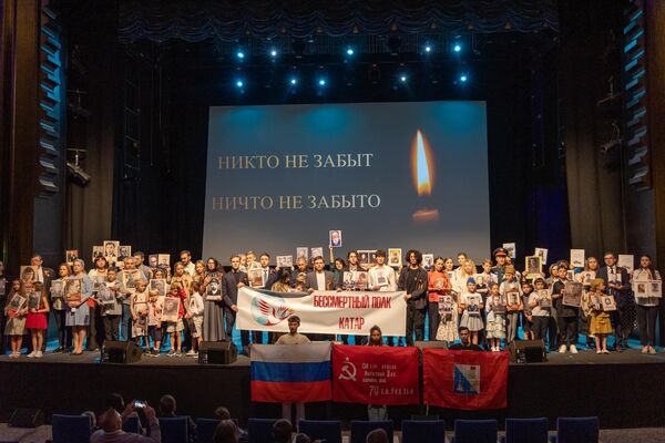 Рускамоўная дыяспара ў Катары адзначыла 80-годдзе Перамогі ў Вялікай Айчыннай вайне ваеннымі і казацкімі песнямі. Акрамя музычнай праграмы, госці канцэрта ўшанавалі хвілінай маўчання памяць загінулых падчас Вялікай Айчыннай вайны, на сцэну тэатра выйшлі прадстаўнікі рускамоўнай суполкі, а таксама грамадзяне розных краін СНД з партрэтамі іх сваякоў – удзельнікаў ваенных дзеянняў і працаўнікоў тылу, арганізаваўшы сімвалічную акцыю "Бессмертный полк". Рускамоўная дыяспара ў Катары адзначыла 80-годдзе Перамогі ў Вялікай Айчыннай вайне ваеннымі і казацкімі песнямі. Акрамя музычнай праграмы, госці канцэрта ўшанавалі хвілінай маўчання памяць загінулых падчас Вялікай Айчыннай вайны, на сцэну тэатра выйшлі прадстаўнікі рускамоўнай суполкі, а таксама грамадзяне розных краін СНД з партрэтамі іх сваякоў – удзельнікаў ваенных дзеянняў і працаўнікоў тылу, арганізаваўшы сімвалічную акцыю "Бессмертный полк". - Sputnik Беларусь