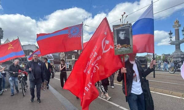 Акцыя памяці "Бессмертный полк" і канцэрт песень часоў Вялікай Айчыннай вайны, прымеркаваныя да 80-годдзя Перамогі, прайшлі ў суботу ў цэнтры Амстэрдама. У мерапрыемстве прынялі ўдзел каля 100 чалавек, сярод якіх былі не толькі расіяне і грамадзяне былых рэспублік СССР, але і нідэрландцы. Акцыя памяці "Бессмертный полк" і канцэрт песень часоў Вялікай Айчыннай вайны, прымеркаваныя да 80-годдзя Перамогі, прайшлі ў суботу ў цэнтры Амстэрдама. У мерапрыемстве прынялі ўдзел каля 100 чалавек, сярод якіх былі не толькі расіяне і грамадзяне былых рэспублік СССР, але і нідэрландцы. - Sputnik Беларусь