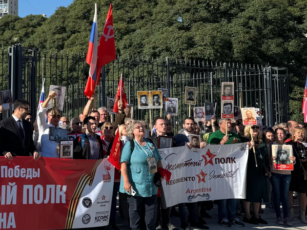 Больш за 200 чалавек прынялі ўдзел у шэсці "Бессмертного полка" на адной з цэнтральных плошчаў аргенцінскага Буэнас-Айрэса. У гэтым годзе на шэсце сабраліся не толькі расіяне і аргенцінцы, але і прадстаўнікі пасольстваў замежных дзяржаў, розных дыяспар, у іх ліку кубінцы, сербы, венесуэльцы і армяне. Больш за 200 чалавек прынялі ўдзел у шэсці "Бессмертного полка" на адной з цэнтральных плошчаў аргенцінскага Буэнас-Айрэса. У гэтым годзе на шэсце сабраліся не толькі расіяне і аргенцінцы, але і прадстаўнікі пасольстваў замежных дзяржаў, розных дыяспар, у іх ліку кубінцы, сербы, венесуэльцы і армяне. - Sputnik Беларусь