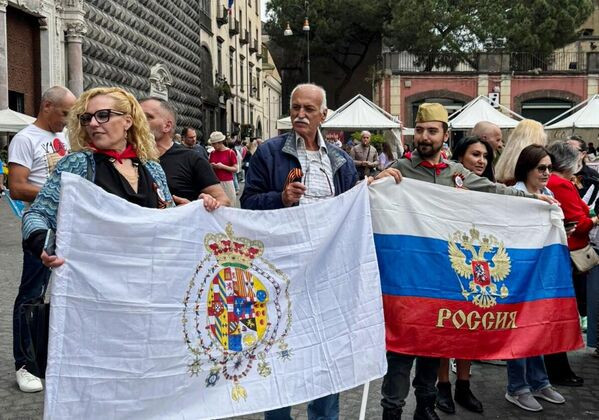 Таксама ў нядзелю "Бессмертный полк" прайшоў у гістарычным цэнтры Неапаля, дзе сабраліся каля 200 чалавек. Удзельнікі правялі канцэрт з выступленнем хору і танцавальнага калектыву. Таксама ў нядзелю "Бессмертный полк" прайшоў у гістарычным цэнтры Неапаля, дзе сабраліся каля 200 чалавек. Удзельнікі правялі канцэрт з выступленнем хору і танцавальнага калектыву. - Sputnik Беларусь