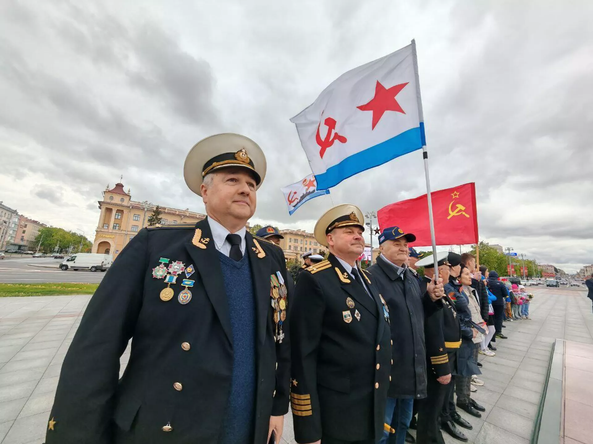 Военные моряки на митинге на Площади Победы - Sputnik Беларусь, 1920, 05.05.2025