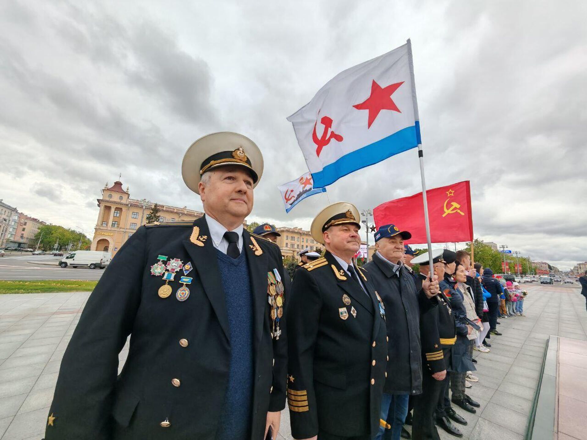 Военные моряки на митинге на Площади Победы - Sputnik Беларусь, 1920, 05.05.2025