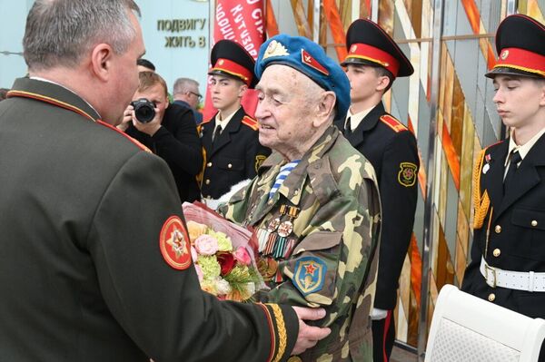 Виктор Хренин вручил медали ветеранам Виктор Хренин вручил медали ветеранам - Sputnik Беларусь
