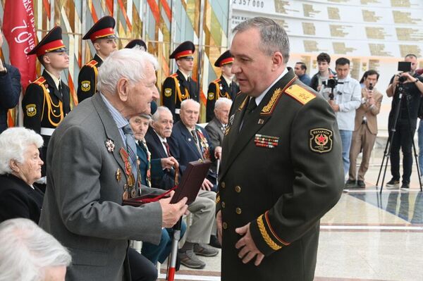 Виктор Хренин вручил медали ветеранам Виктор Хренин вручил медали ветеранам - Sputnik Беларусь