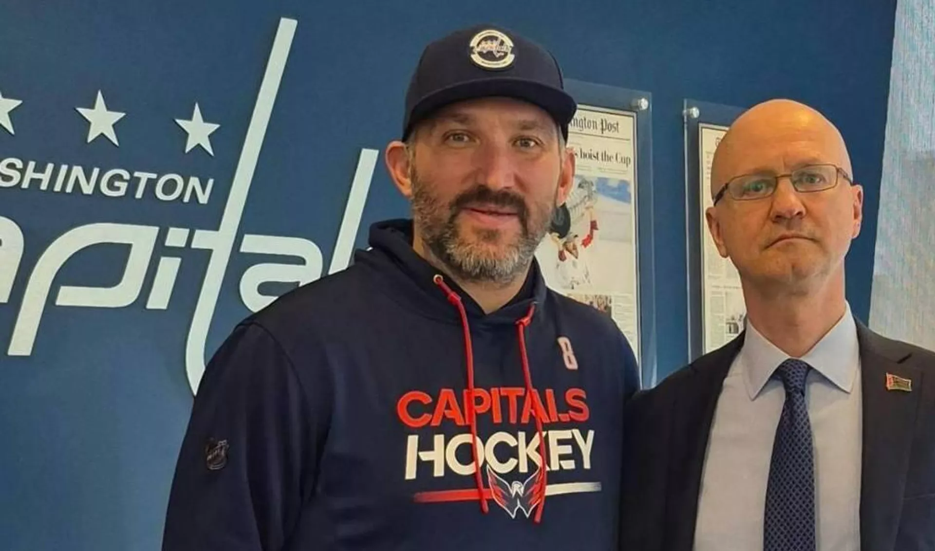 Овечкин сделал Лукашенко подарок с автографом - Sputnik Беларусь, 1920, 05.05.2025