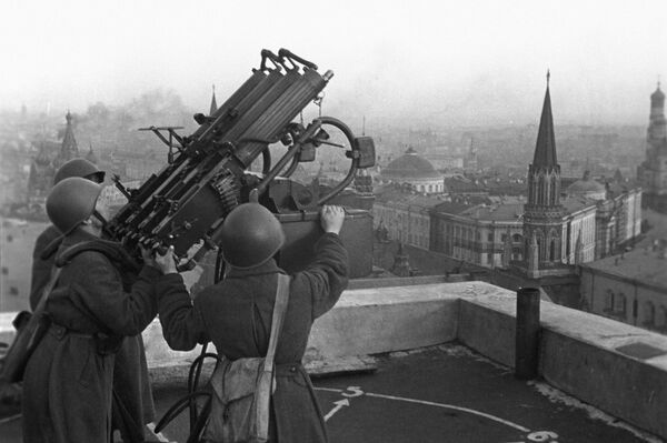 30 верасня 1941-га пачалася бітва за Маскву – адна з самых кровапралітных бітваў Вялікай Айчыннай. Гітлераўцам удалося ўшчыльную падысці да сталіцы.На фота: савецкія зенітчыкі на даху гасцініцы "Москва". 30 верасня 1941-га пачалася бітва за Маскву – адна з самых кровапралітных бітваў Вялікай Айчыннай. Гітлераўцам удалося ўшчыльную падысці да сталіцы.На фота: савецкія зенітчыкі на даху гасцініцы "Москва". - Sputnik Беларусь