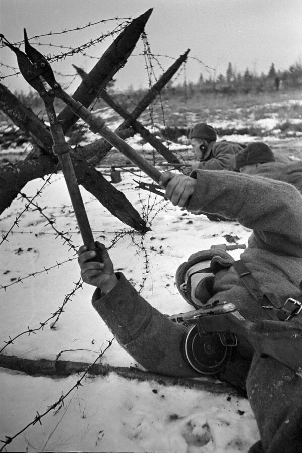 Але 5 снежня 1941 года Чырвоная армія перайшла ў контрнаступленне па ўсім фронце пад Масквой і адкінула нямецкія войскі на 150-300 кіламетраў ад сталіцы. Бітва, якая завяршылася 20 красавіка 1942 года, стала адным з пераломных момантаў вайны. Фактычна гэта было першае буйное паражэнне гітлераўцаў у Другой сусветнай, якое азначала поўны крах плану вокамгненной вайны.На фота: сапёры-разведчыкі В.Драчоў, П.Кайгародаў і І.Аксенаў рыхтуюць праходы ў нямецкіх загародах. Але 5 снежня 1941 года Чырвоная армія перайшла ў контрнаступленне па ўсім фронце пад Масквой і адкінула нямецкія войскі на 150-300 кіламетраў ад сталіцы. Бітва, якая завяршылася 20 красавіка 1942 года, стала адным з пераломных момантаў вайны. Фактычна гэта было першае буйное паражэнне гітлераўцаў у Другой сусветнай, якое азначала поўны крах плану вокамгненной вайны.На фота: сапёры-разведчыкі В.Драчоў, П.Кайгародаў і І.Аксенаў рыхтуюць праходы ў нямецкіх загародах. - Sputnik Беларусь