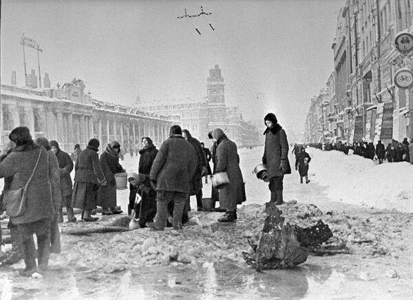 Голад, холад, бесперапынныя бамбёжкі... Але Ленінград не здаваўся. Блакаду ўдалося прарваць 18 студзеня 1943 года, а яшчэ прыкладна праз год – 27 студзеня 1944-га – яе цалкам знялі.На фота: жыхары блакаднага Ленінграда набіраюць ваду з прабітага пры абстрэле водаправода. Голад, холад, бесперапынныя бамбёжкі... Але Ленінград не здаваўся. Блакаду ўдалося прарваць 18 студзеня 1943 года, а яшчэ прыкладна праз год – 27 студзеня 1944-га – яе цалкам знялі.На фота: жыхары блакаднага Ленінграда набіраюць ваду з прабітага пры абстрэле водаправода. - Sputnik Беларусь