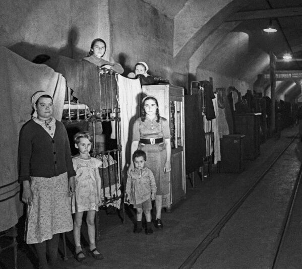 Першая варожая міна звалілася на Севастопаль 22 чэрвеня 1941 года ў тры гадзіны ночы. Каб падысці да горада, арміі вермахта спатрэбілася некалькі месяцаў – гераічная абарона Севастопаля пачалася 30 кастрычніка 1941-га і працягвалася доўгія восем месяцаў. У вырашальнае наступленне фашысты перайшлі 7 чэрвеня 1942 года, на горад штодня скідалі па чатыры тысячы бомб – але заняць Севастопаль ім удалося толькі ў ліпені.У барацьбе за горад армія вермахта страціла да 300 тысяч чалавек, незваротныя страты савецкіх войск склалі каля 157 тысяч чалавек.На фота: жанчыны і дзеці ў інтэрнаце Спецкамбіната №2, абсталяваным у Севастопальскіх штольнях. Работніцы камбіната выпускалі партыю прадукцыі для абаронцаў горада: футравыя і ватныя целагрэйкі, шапкі-вушанкі, рукавіцы, споднюю бялізну, брызентавыя вёдры для караблёў і інш. Тут таксама размяшчаліся школа, дзіцячы сад і яслі, клуб. Першая варожая міна звалілася на Севастопаль 22 чэрвеня 1941 года ў тры гадзіны ночы. Каб падысці да горада, арміі вермахта спатрэбілася некалькі месяцаў – гераічная абарона Севастопаля пачалася 30 кастрычніка 1941-га і працягвалася доўгія восем месяцаў. У вырашальнае наступленне фашысты перайшлі 7 чэрвеня 1942 года, на горад штодня скідалі па чатыры тысячы бомб – але заняць Севастопаль ім удалося толькі ў ліпені.У барацьбе за горад армія вермахта страціла да 300 тысяч чалавек, незваротныя страты савецкіх войск склалі каля 157 тысяч чалавек.На фота: жанчыны і дзеці ў інтэрнаце Спецкамбіната №2, абсталяваным у Севастопальскіх штольнях. Работніцы камбіната выпускалі партыю прадукцыі для абаронцаў горада: футравыя і ватныя целагрэйкі, шапкі-вушанкі, рукавіцы, споднюю бялізну, брызентавыя вёдры для караблёў і інш. Тут таксама размяшчаліся школа, дзіцячы сад і яслі, клуб. - Sputnik Беларусь