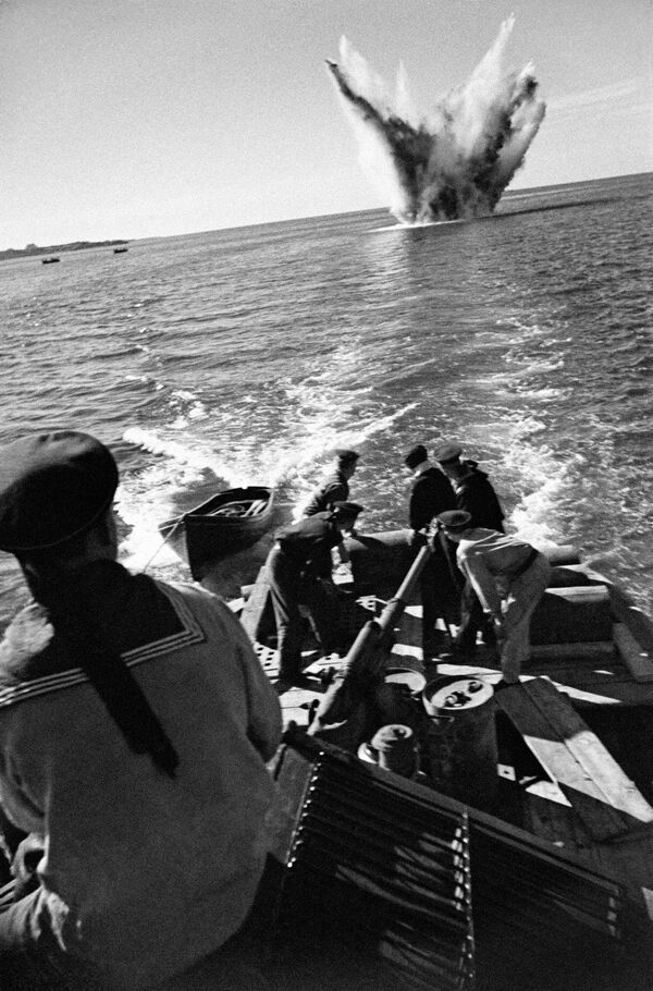 Роўна за год да Перамогі, 9 мая 1944 года, падчас Крымскай наступальнай аперацыі савецкія войскі вызвалілі Севастопаль.На фота: савецкі вартаўнічы катэр тыпу МО-4 Чарнаморскага флоту праводзіць кантрольнае бамбакіданне глыбіннымі бомбамі ББ-1 на ўваходзе ў Паўночную бухту Севастопаля, расчышчаючы фарватар ад нямецкіх марскіх мін. Роўна за год да Перамогі, 9 мая 1944 года, падчас Крымскай наступальнай аперацыі савецкія войскі вызвалілі Севастопаль.На фота: савецкі вартаўнічы катэр тыпу МО-4 Чарнаморскага флоту праводзіць кантрольнае бамбакіданне глыбіннымі бомбамі ББ-1 на ўваходзе ў Паўночную бухту Севастопаля, расчышчаючы фарватар ад нямецкіх марскіх мін. - Sputnik Беларусь
